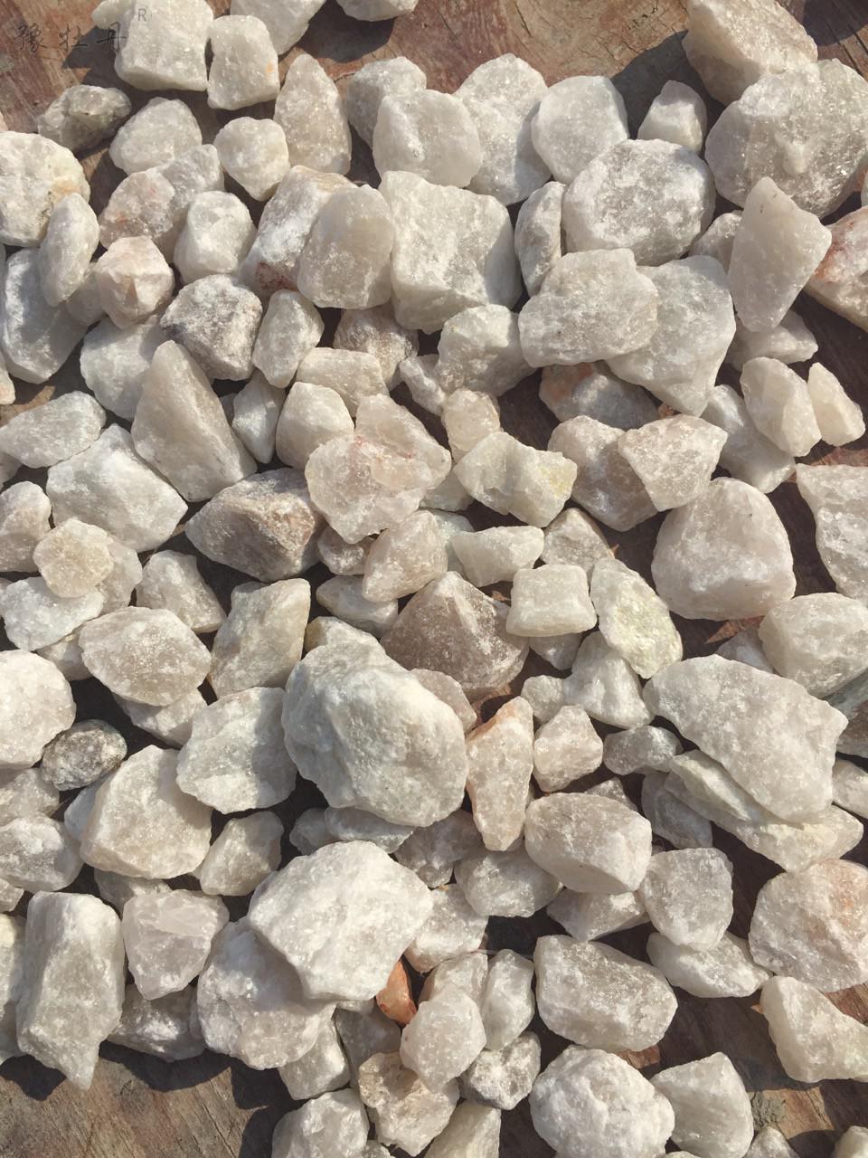 石英石原矿与硅石矿石的二氧化硅含量是不同的,当石英石sio2含量在98.